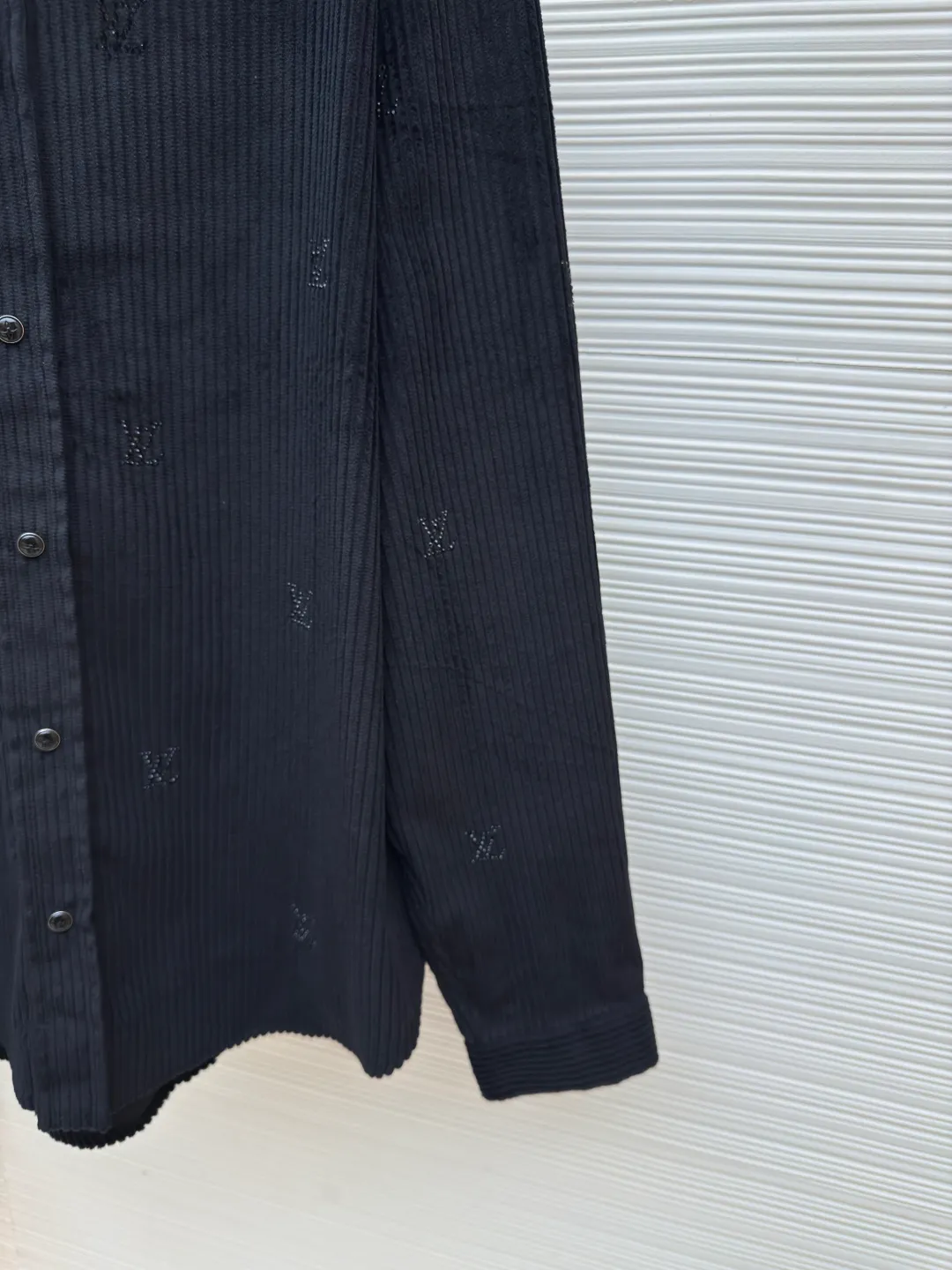 LOUIS VUITTON corduroy rhinestone shirt ●Authentic product: purchased and developed at 18700 ●Item number: 1680324-B70 ●Fabric: corduroy fabric ●Technology: rhinestone production ●Version: fitted version ●Weight: about 550 grams ●Size: XS-S-M-L ●Description: Made of non-elastic cotton corduroy fabric, one-inch 4-pit strips are fully matched to the width of the pattern, using fixed diamonds imported from the Middle East, scanning the Y-plate pattern to make the diamond support mold, hand-brushing two diamond combinations of 2 and 3 lithium, multiple pattern making to determine the temperature and time of the hot diamond to ensure the washing fastness of the finished product, large-size ironing table, the front and back of the entire cut piece are pressed once, the mold is opened to customize the aluminum alloy five-claw four-close buckle, and the resin pattern flat bottom buckle is inlaid. The overall wiring is straight and delicate, the fabric is comfortable and soft, and the color is consistent without color difference. It can be matched with the same style to create a fashionable look and control various occasions. Customized accessories, complete with three standards, same style for men and women!
